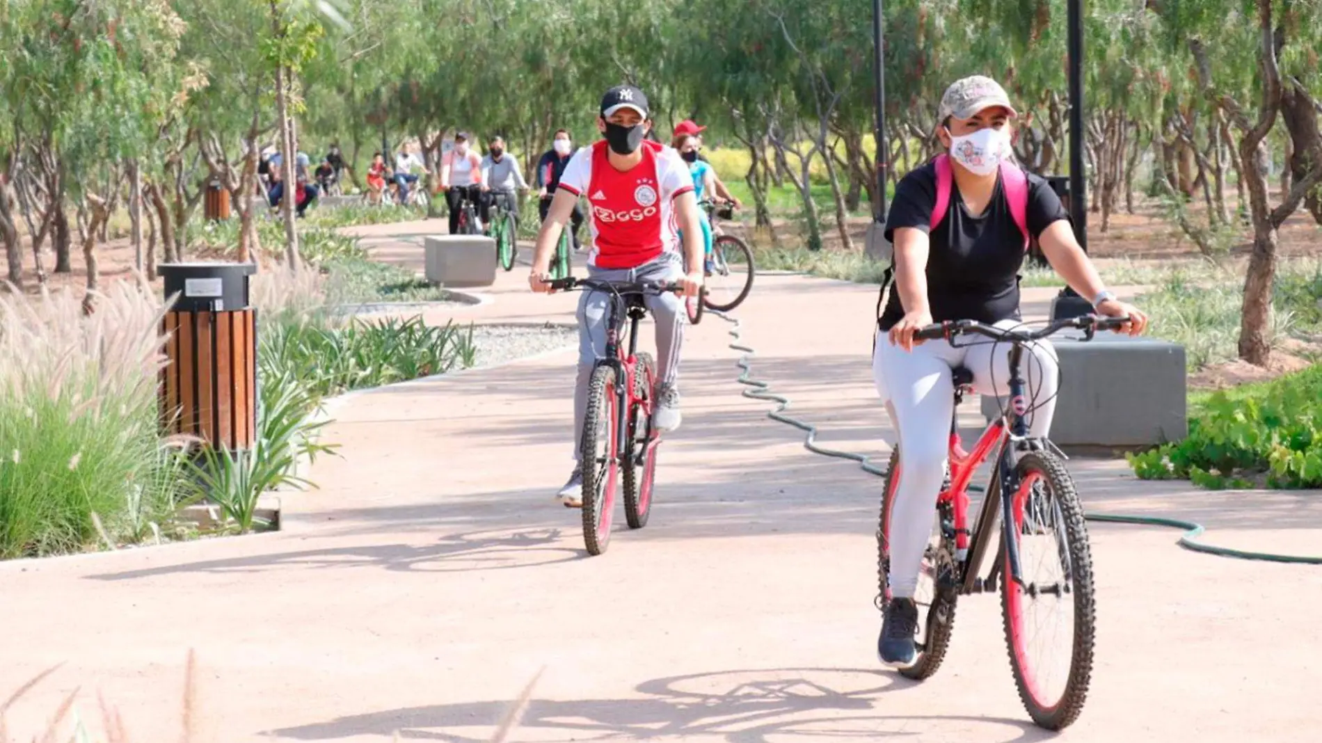 personas en bicicleta